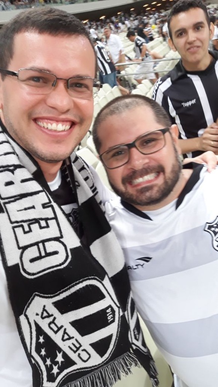 Amigos juntos pelo o acesso
