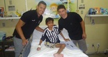 [15-06] Jovem torcedor recebe visita de jogadores do Vozão - 1