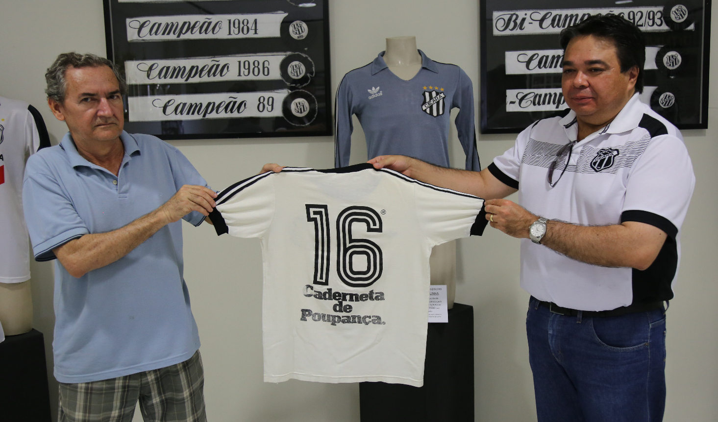 Pesquisador Eugênio Fernandes recebe a camisa das mãos de Vlamir Oliveira.