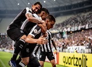 No Castelão, Ceará faz bom jogo coletivo e vence o Grêmio por 2 a 1