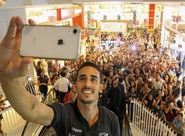 Thiago Galhardo visita stand do Vozão e torcida alvinegra lota o Shopping Parangaba