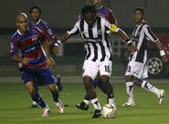Ceará vence clássico e é líder