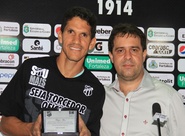 Diretoria faz homenagem ao atacante Magno Alves pelos 100 jogos