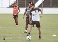 Elenco faz último treino em casa antes de jogo diante do Corinthians