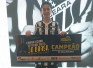 E-atleta João Victor levanta a taça da Copa Nordeste de Futebol Digital representando o Vozão