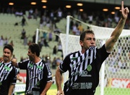 Em jogo polêmico, Ceará supera o Avaí e segue vivo na luta pelo G-4