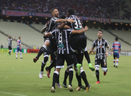 Ceará marca dois no 1º tempo, “tira o pé” no 2º e vence o Fortaleza na Arena Castelão