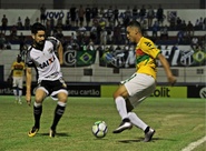 Partida atrasa em mais de uma hora, mas Ceará bate o Brusque fora de casa e garante classificação
