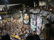 Torcida dá festa em mais uma recepção no desembarque da delegação alvinegra