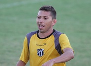 Lateral-esquerdo Eusébio volta a trabalhar com bola