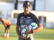 Com "pés no chão", Lisca prega respeito aos adversários da Copa do Nordeste