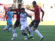 Em partida eletrizante, Ceará sai na frente, cede empate, mas arranca vitória no fim