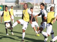Geninho retornou mais cedo e comandou um treino coletivo
