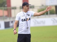 Antes de seguir viagem, elenco alvinegro treina em Porangabuçu