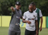 Já em São Paulo, elenco alvinegro realiza treino apronto para confronto diante do Santos