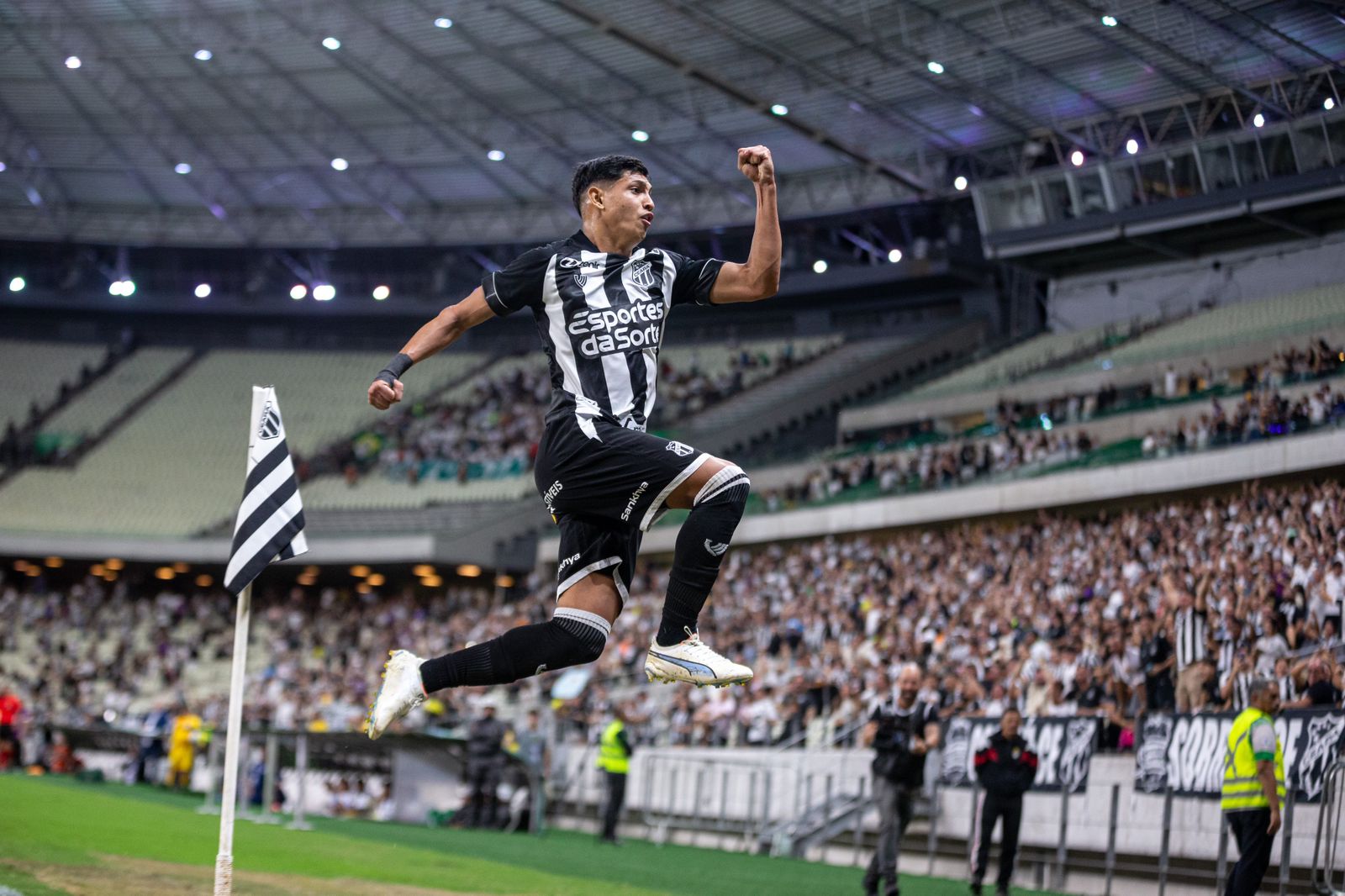 Camp. Brasileiro: Em noite de golaços, Ceará vence o Guarani por 3x1