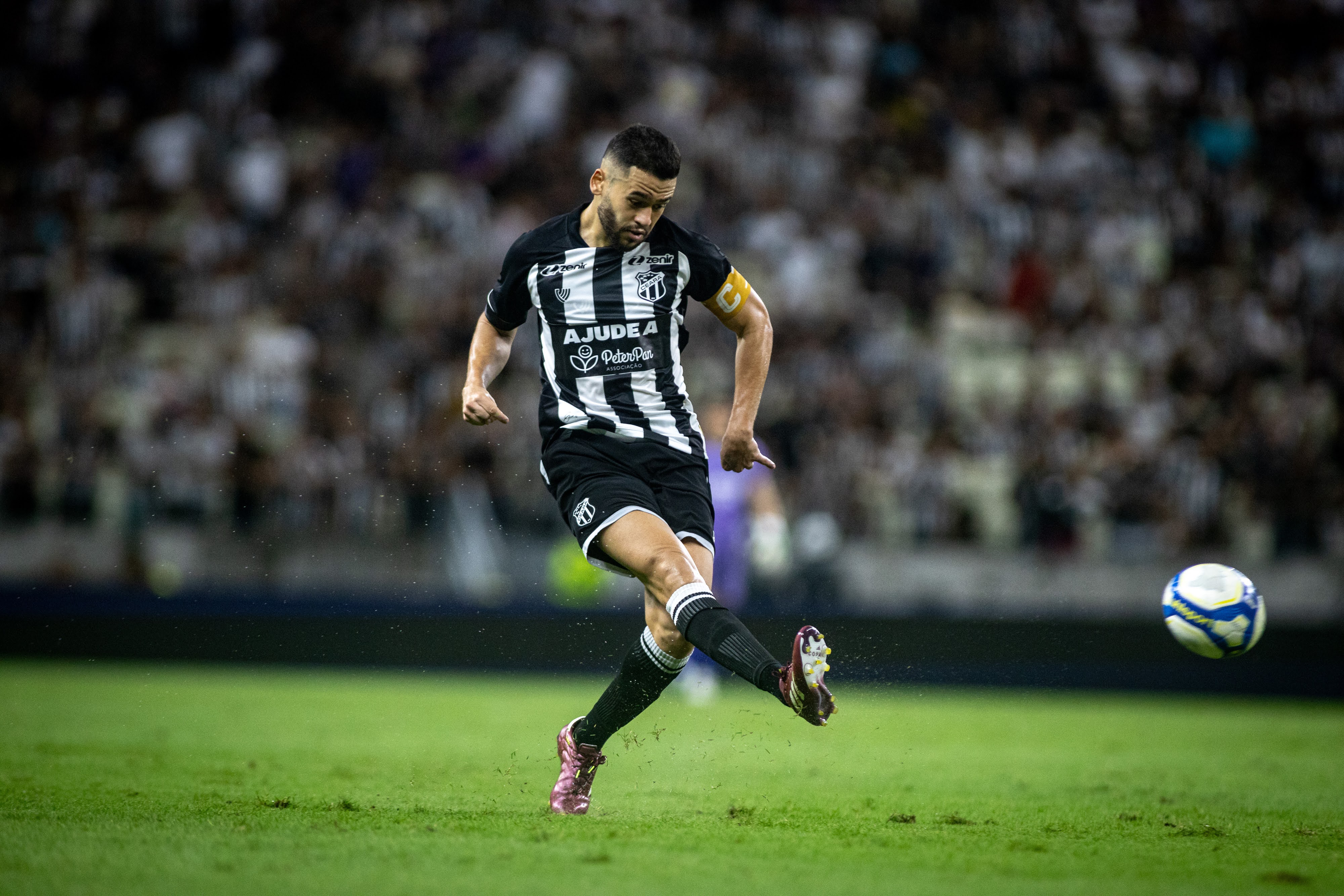 Na Arena Castelão, Ceará recebe a equipe do Coritiba/PR pela oitava rodada do Campeonato Brasileiro