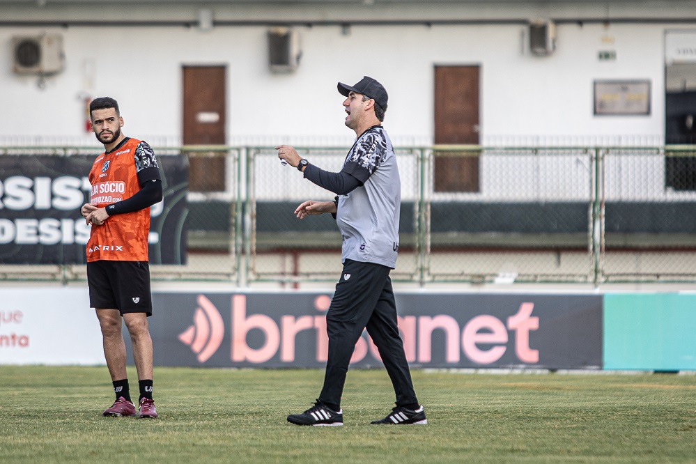 Após apresentação oficial, Léo Condé faz segundo treino visando o Santos