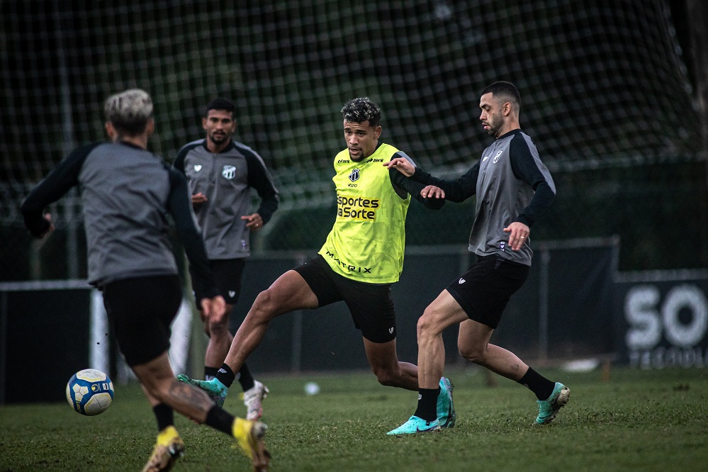 Ceará faz treino apronto de olho no Avaí