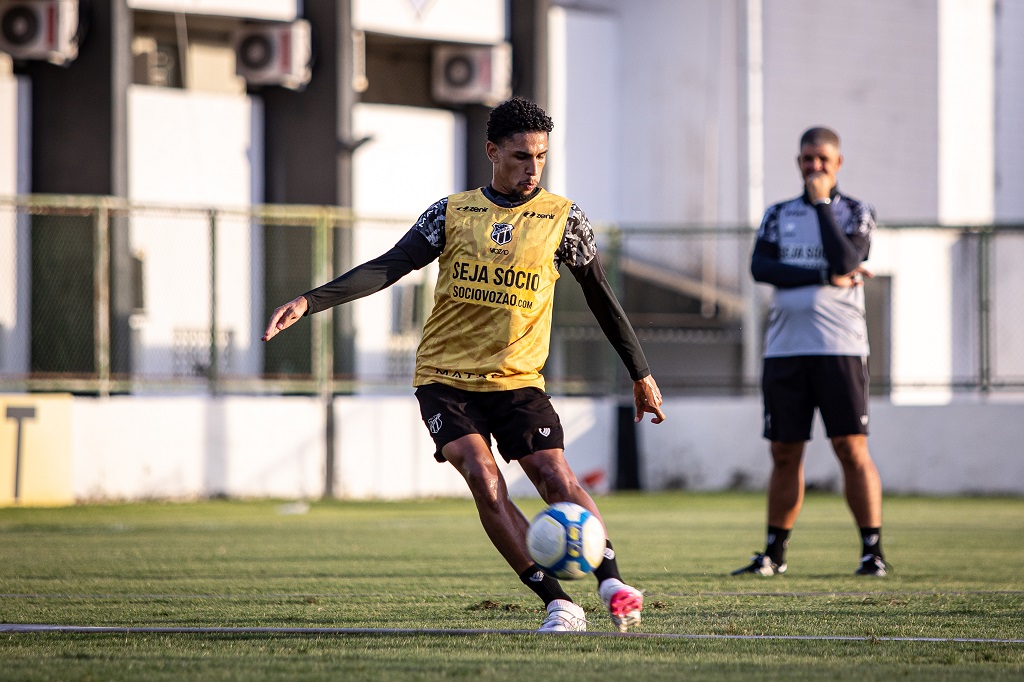 No último dia de treinos para enfrentar o Coritiba/PR, Mancini realiza ajustes táticos