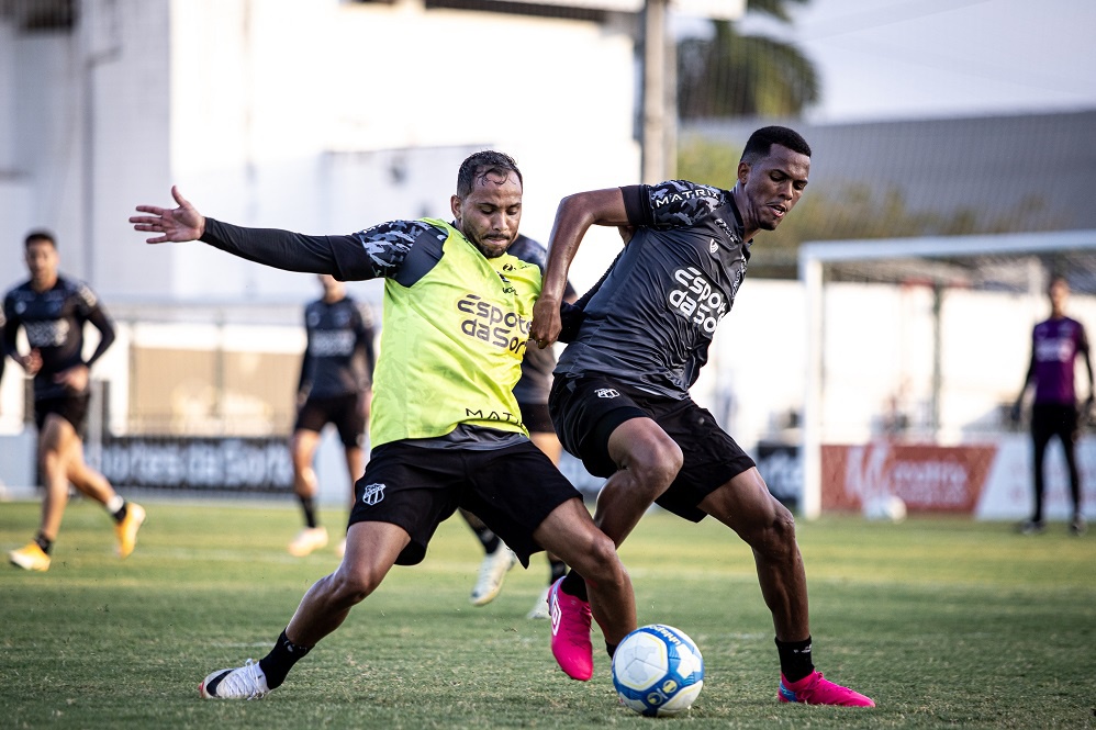 Léo Condé orienta primeiro treino para enfrentar o Vila Nova