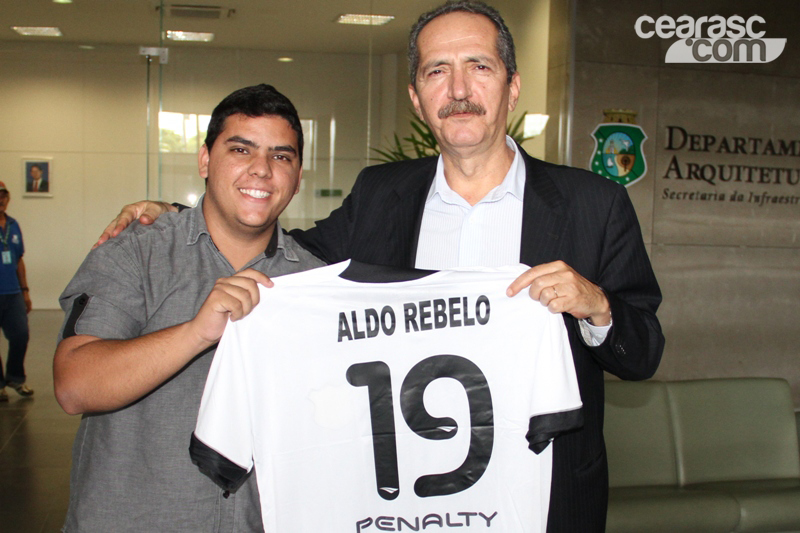 [23-04] Visitando obras no Castelão, Ministro Aldo Rebelo recebe camisa personalizada do Ceará - 9
