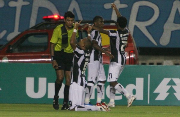Ceará 1 x 0 Vitória - 23 de maio de 2010 às 16hs - Castelão - 20