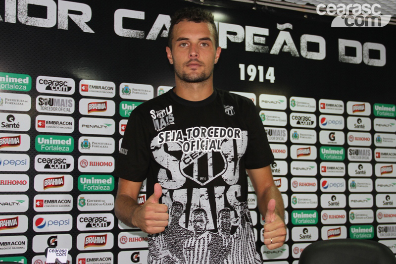 [28-03] Apresentação do Zagueiro Douglas - 5