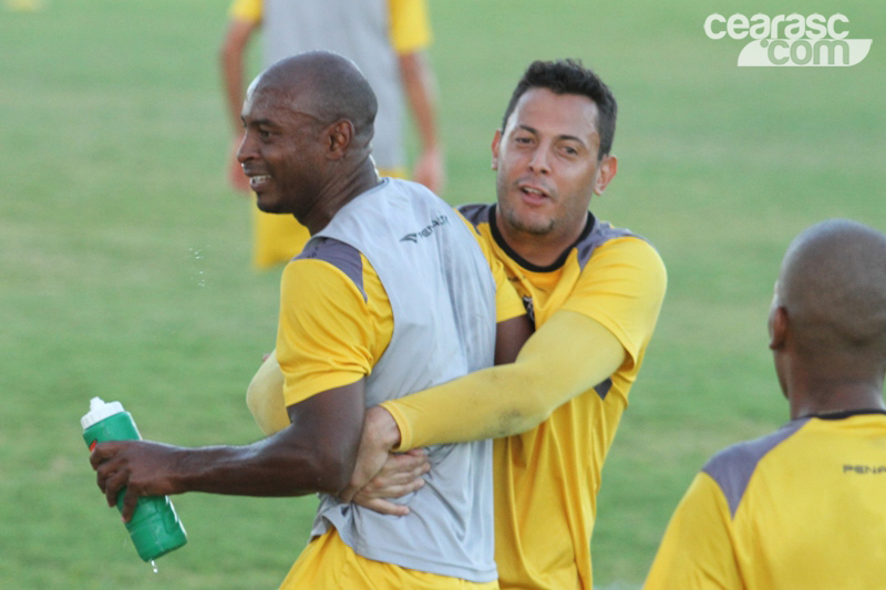 [28-03] Heleno recebe presente dos companheiros - 1