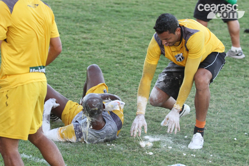 [28-03] Heleno recebe presente dos companheiros - 6