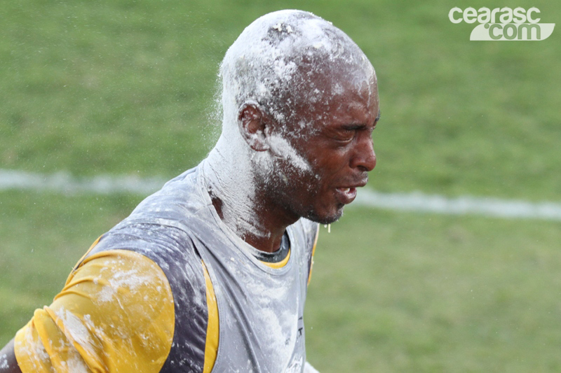 [28-03] Heleno recebe presente dos companheiros - 9