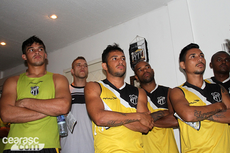 [06-01] Elenco do Ceará visita Centro Cultural - 9