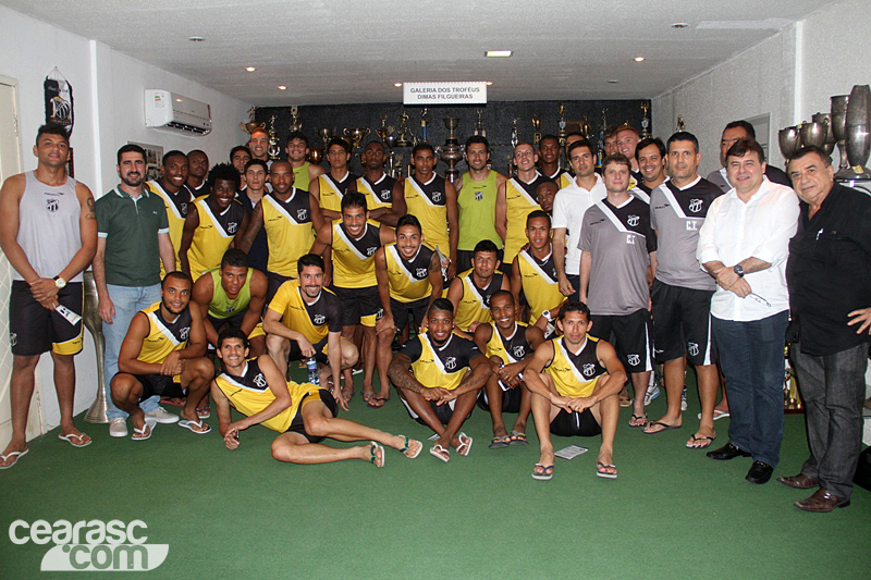 [06-01] Elenco do Ceará visita Centro Cultural - 13