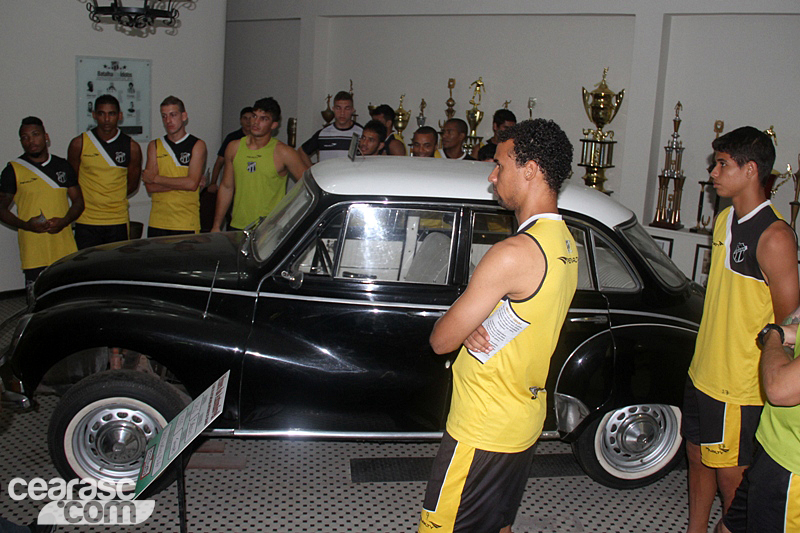 [06-01] Elenco do Ceará visita Centro Cultural - 19