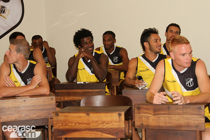 [06-01] Elenco do Ceará visita Centro Cultural2 - 6