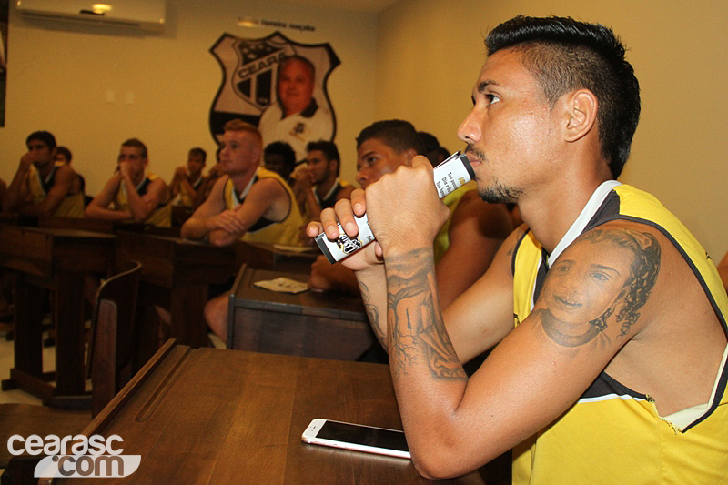 [06-01] Elenco do Ceará visita Centro Cultural2 - 10