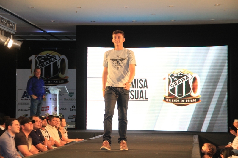 [30-01] Lançamento dos novos uniformes com Nicole Bahls - Desfile - 01 - 12