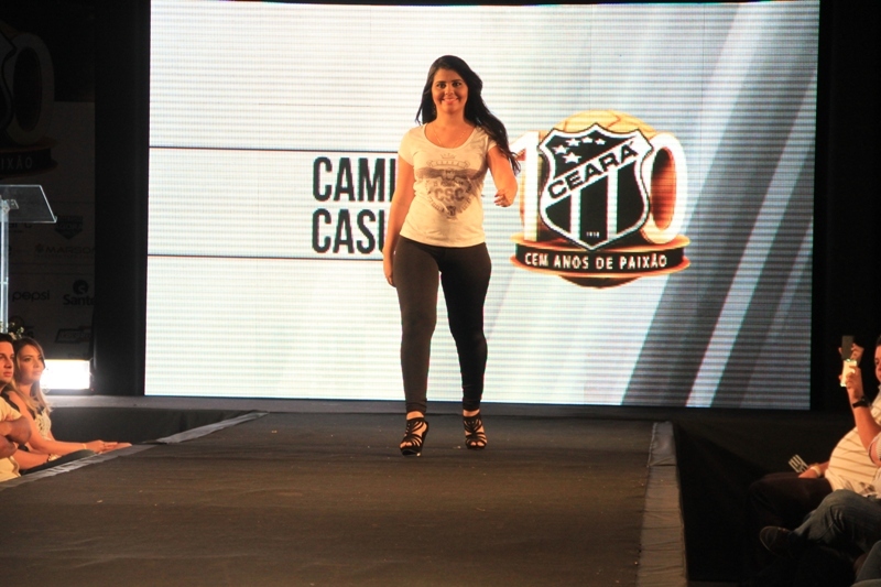 [30-01] Lançamento dos novos uniformes com Nicole Bahls - Desfile - 01 - 14