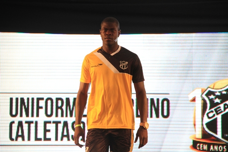 [30-01] Lançamento dos novos uniformes com Nicole Bahls - Desfile - 01 - 25