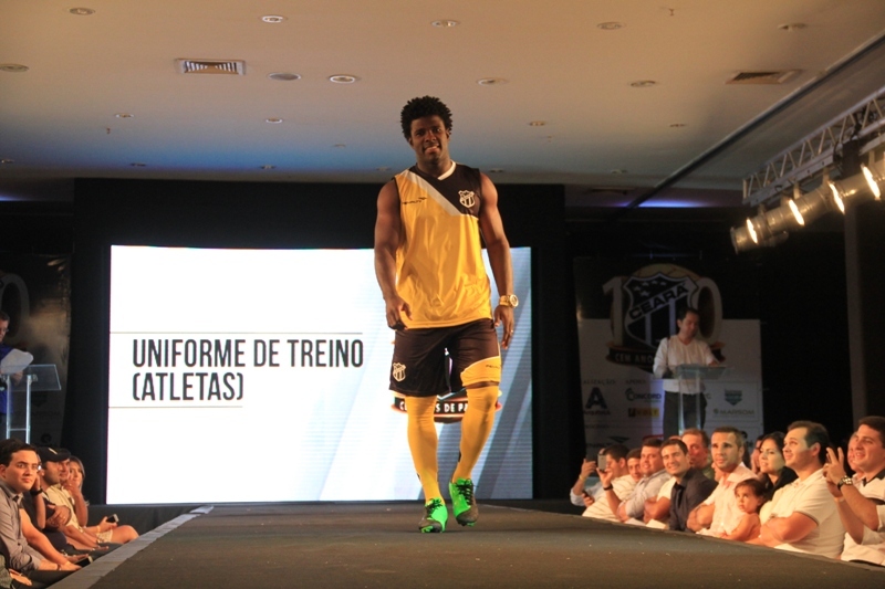 [30-01] Lançamento dos novos uniformes com Nicole Bahls - Desfile - 01 - 28