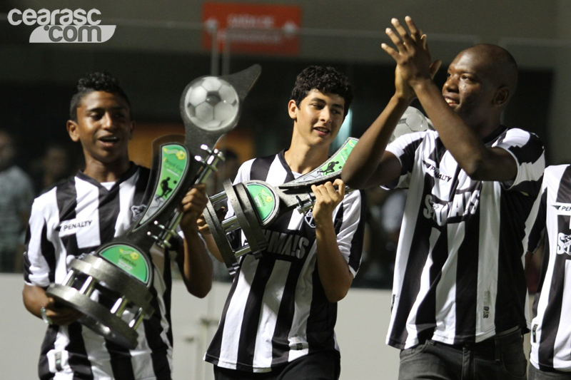 [31-07] Atletas da base exibem taças de campeão - 6