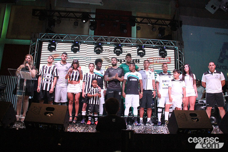 [26-02] Lançamento dos uniformes 2015 - Desfile - 51