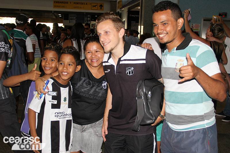 [29-10] Torcida apóia o time do embarque - 12