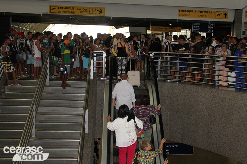 [29-10] Torcida apóia o time do embarque - 13