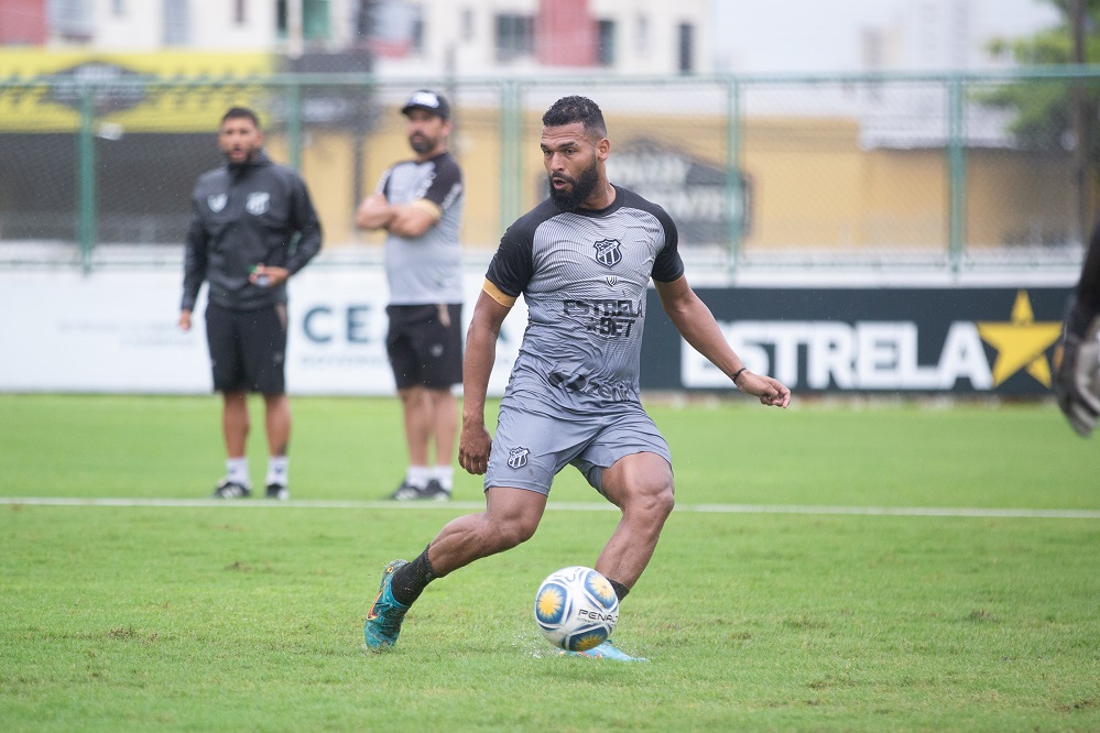 Treino em campo reduzido marca a reapresentação do elenco alvinegro