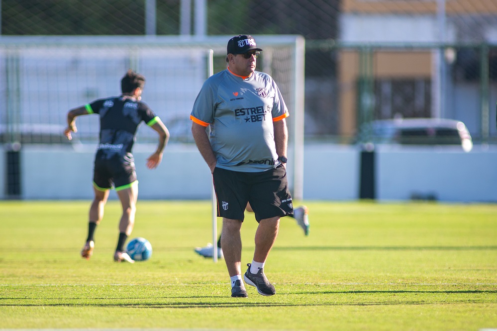 Em segundo treino da semana, Guto Ferreira orienta trabalho tático visando a Ponte Preta
