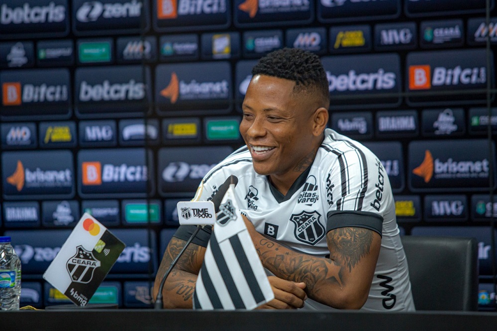 Em coletiva de imprensa, Jhon Vásquez veste a camisa alvinegra pela primeira vez e é apresentado