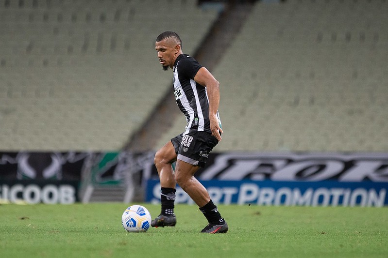 Na última coletiva antes do jogo diante do Corinthians, Fernando Sobral afirma: “Vamos dar a vida para trazer esses três pontos"