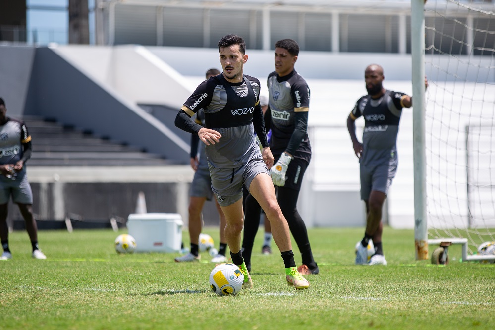 Em coletiva de imprensa, Guilherme Castilho projeta confronto contra o América/MG