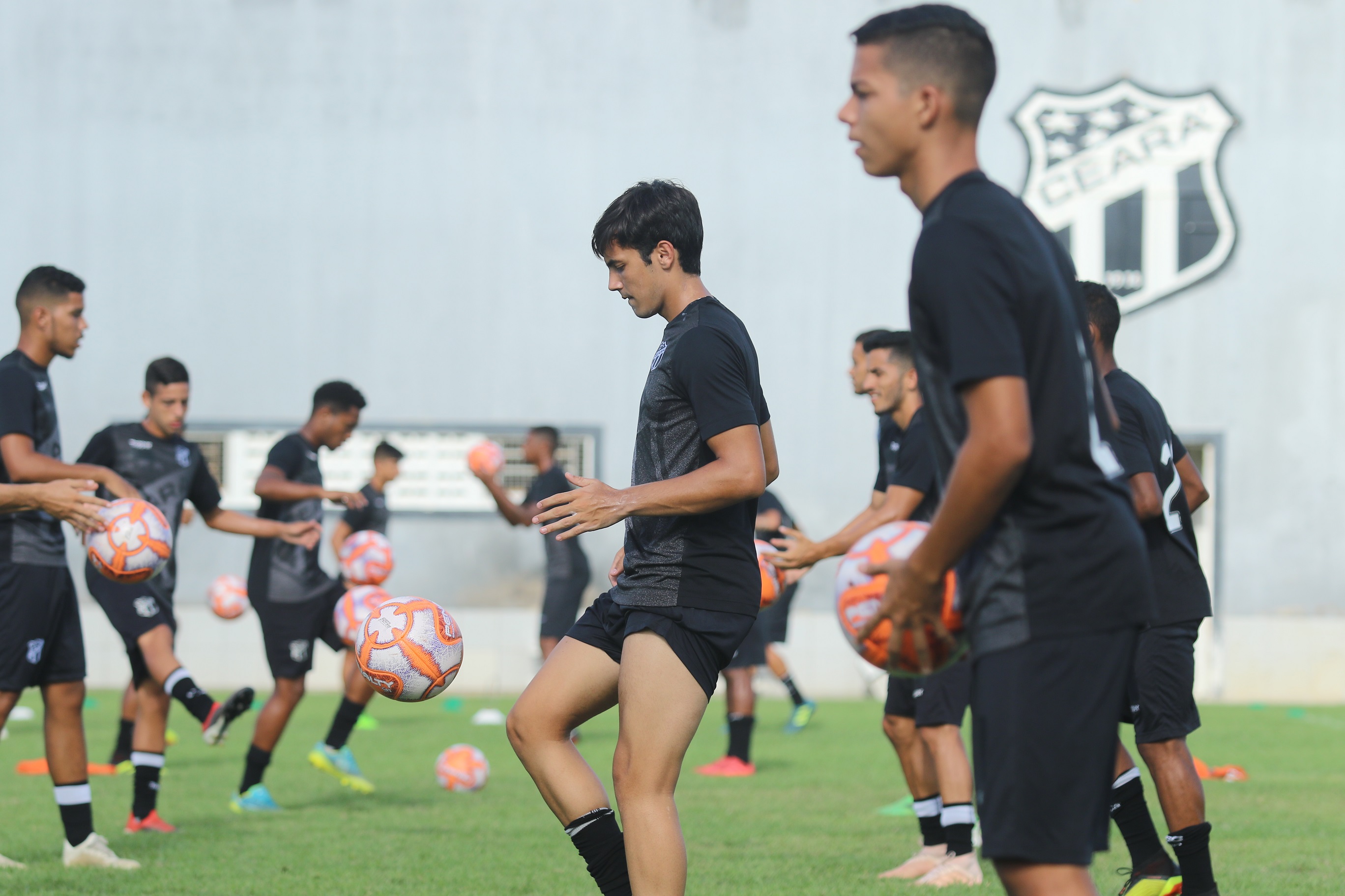 Base: Ceará equilibra treinos intensos e descanso para jogo contra o Goiás fora de casa